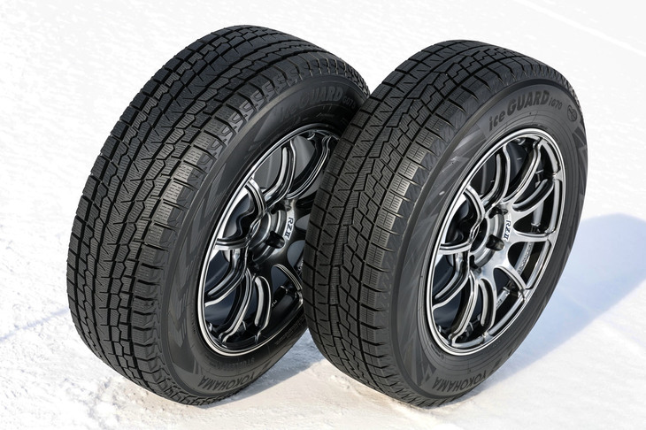 SUV用の「アイスガードSUV G075」（写真左）と乗用車向けの「アイスガード7」（同右）。トレッドパターンを比較すると、アイスガードSUV G075は溝の面積が大きく深いことが確認できる。