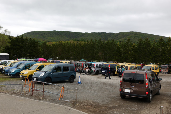 実は前日が大雨だった山中湖。このために「カングー」専用駐車場の一部が使用できなくなったため、急きょ、来場者用駐車場にもカングーエリアが出現した。