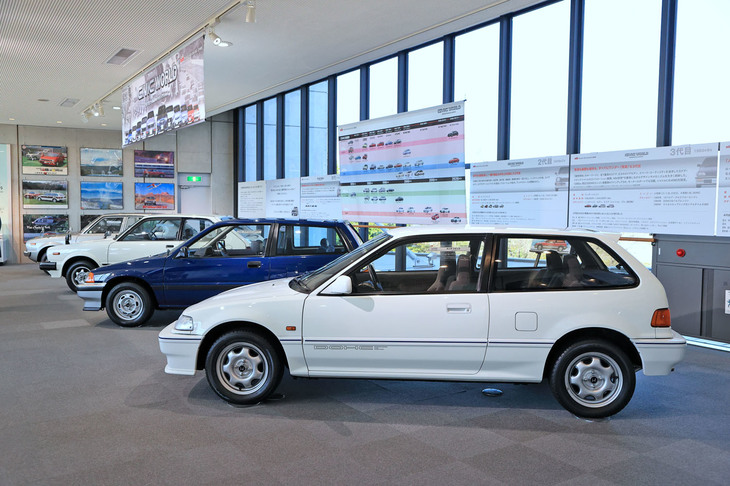 写真を見ると分かるように、3代目で好評だったロングルーフデザインは、4代目にも受け継がれた。