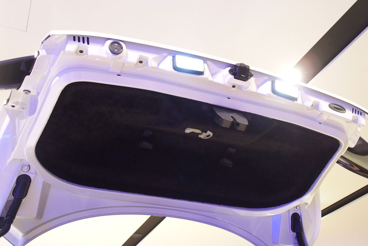 アストンマーティン・ヴァンキッシュ（トランクリッド）