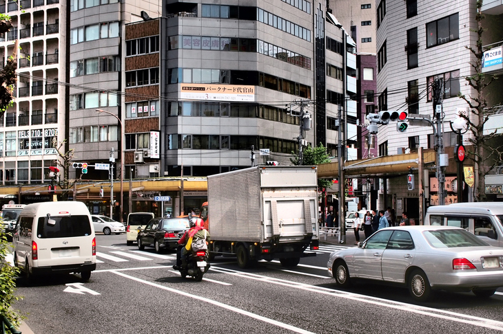国内における2017年の交通事故死者数は3694人。最も多かった1970年からは1万3000人ほど減少しているが……。（※写真はイメージ）