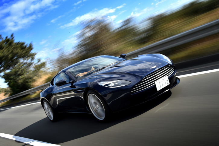 “新世代アストン”の第1弾として2016年のジュネーブショーでお披露目された「DB11」。V12モデルに続き、2017年6月にはV8モデルもデビューしている。（写真＝田村 弥）