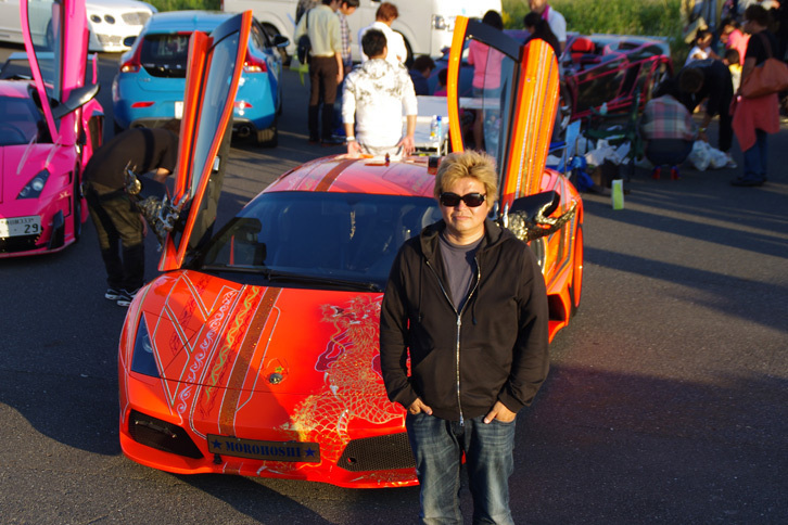 「諸星一家」のリーダー、諸星伸一氏と、全面を13万個のスワロフスキーでドレスアップした「ランボルギーニ・ムルシエラゴ LP640」。（諸星氏所有により写真の無断転載不可）