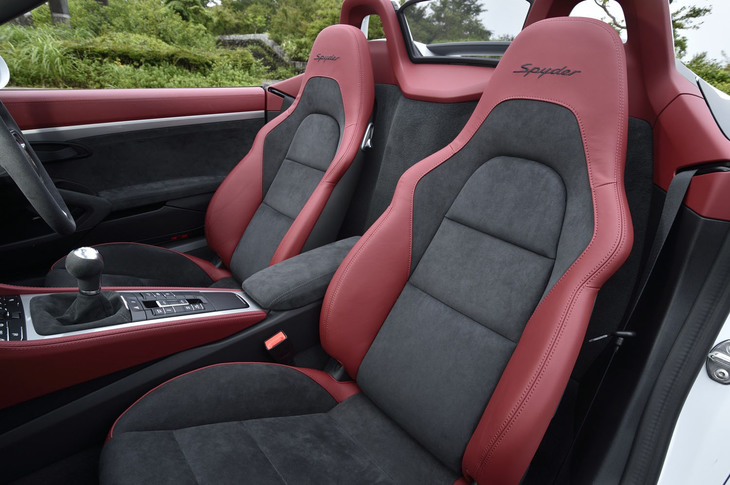 試乗車のインテリアは「スパイダークラシック」と呼ばれるパッケージオプション。シートの座面と背もたれ中央部分にはアルカンターラが用いられている。