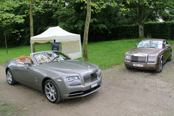 テストドライブに供されていた「ロールス・ロイス・ドーン」（写真左）と「ファントム ドロップヘッドクーペ」（右）。