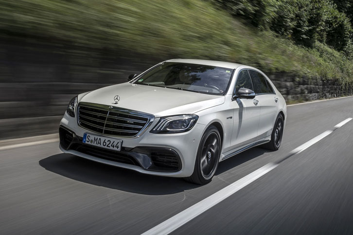 「メルセデスAMG S63 4MATIC＋ ロング」は、トルク可変型四輪駆動システム「AMG 4MATIC＋」を搭載。0-100km/h加速を3.5秒でこなす。