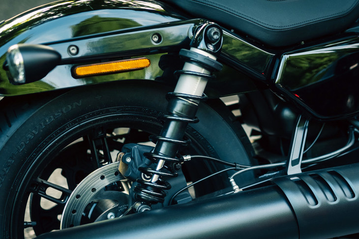 サスペンションは、前がφ41mmのSHOWA製正立フォーク、後ろがプリロード調整機能付きのツインショックの組み合わせだ。