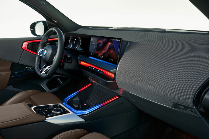 いっぽうこちらは、現行型「BMW X3」のインストゥルメントパネルまわり。厚みがあり、丸くせり出したダッシュボード形状のボリュームがスゴい。