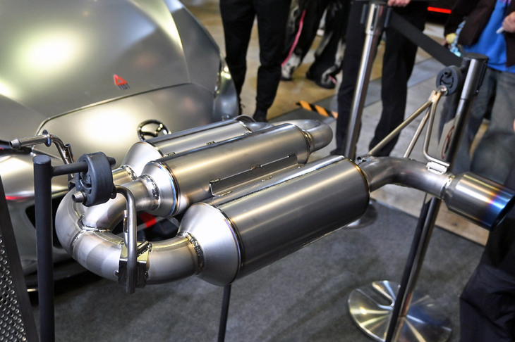 「ロードスター12R」向けのチタンマフラーは、サイレンサー部分が3本構成になっている。これは音質を追求した結果なのだ。