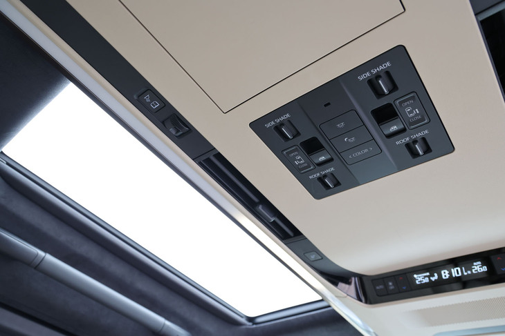 天井の集中スイッチパネルでLEDルーフカラーイルミネーションや後席用LEDドームランプ、後席用パワーサイドサンシェード、スライドドアパワーウィンドウ、パワースライドドアなどを操作できる。