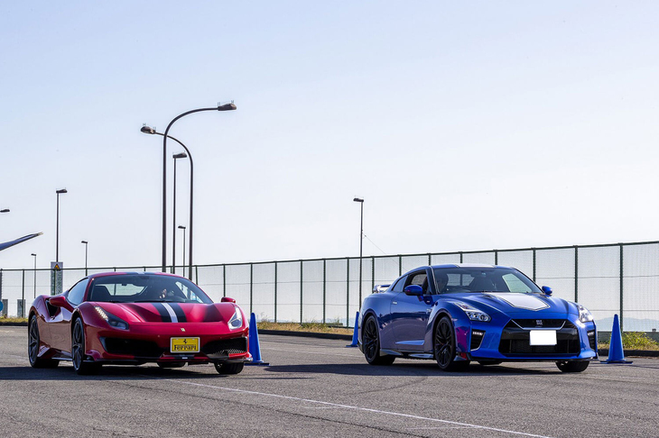 最高出力720PSを誇る「488ピスタ」（左）と570PSの「日産GT-R」（2020年モデル・右）との加速対決！（写真＝木村博道）
