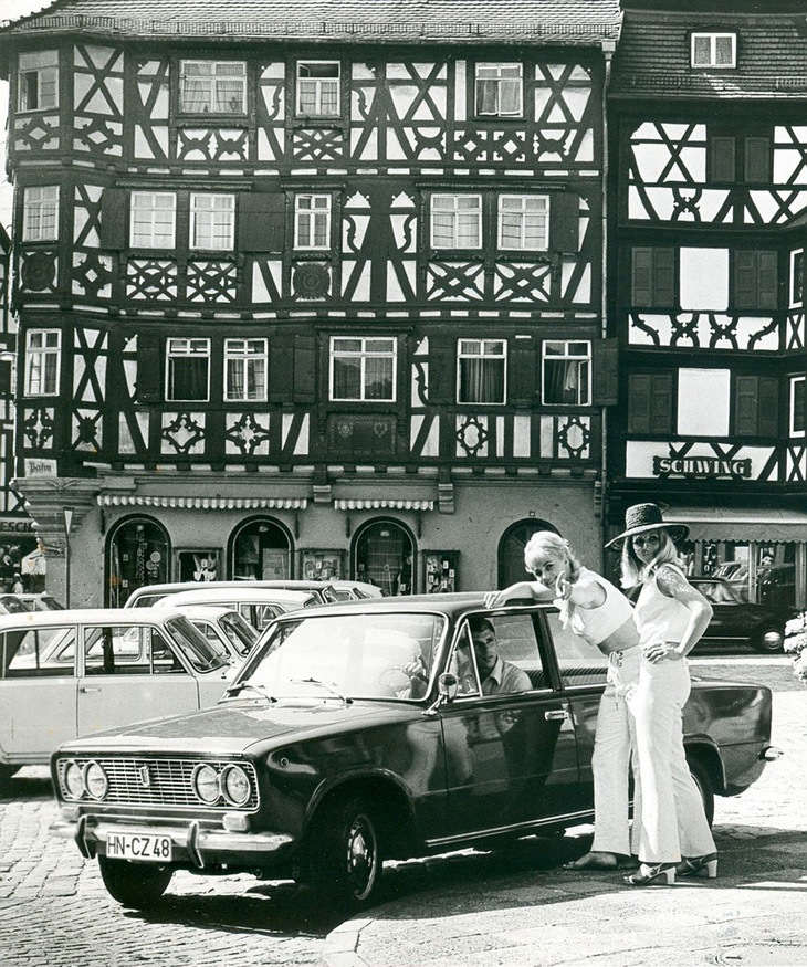 「124」はファミリーカーとして、さまざまな国に輸出された。4灯式ヘッドライトが装着されたこのスペシャル仕様は、ドイツのハイルブロンのナンバープレートを付けている。