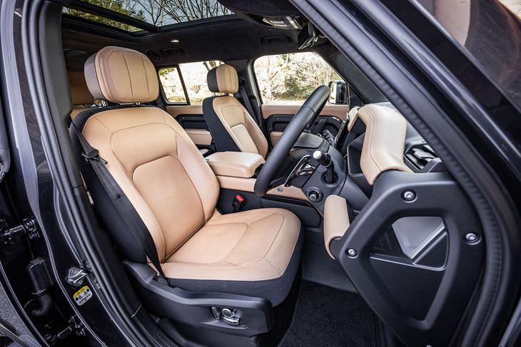 「ディフェンダー130 V8 P500」のフロントシート。運転席に座るとボディーの四隅が把握できるように感じるのは、ディフェンダーに限らずランドローバーの各モデルに共通した特徴。ランドローバーはこの運転姿勢をコマンドポジションと呼んでいる。
