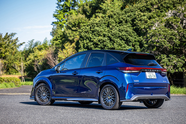 今回の試乗車は、AUTECH専用色となる「オーロラフレアブルーパール／スーパーブラック2トーン」の外板色をまとっていた。これを含め「ノート オーラAUTECH」では全8種類からボディーカラーを選択できる。