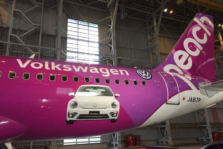 機体の後半には「ザ・ビートル」のフロントビューと、フォルクスワーゲンロゴおよびエンブレムが入る。