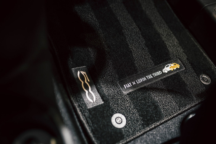 フィアット500スペシャルエディション（「FIAT×LUPIN THE THIRD」刺しゅう入りフロアマット）