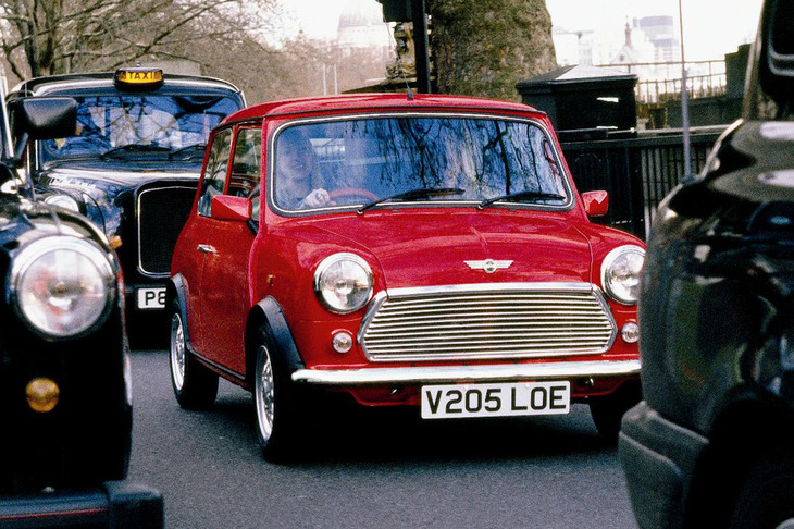 1959年の誕生から、41年もの長きにわたり愛され続けた「ミニ」。有終の美を飾るべく、2000年には4種類のファイナルエディションが発表された。写真はそのうちの1台となる「ミニ セブン」がロンドン市内を走行する様子。