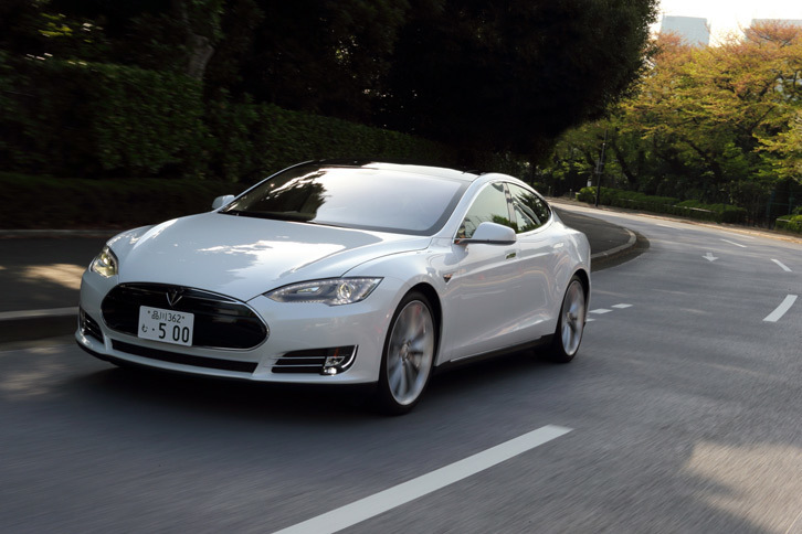 米テスラがリリースしたセダンタイプの電気自動車「モデルS」。日本では2013年1月に初公開され、同年のモーターショーでも大きくアピールされたが、デリバリー開始は2014年9月にずれ込んだ。