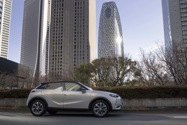 ボディーカラーは、写真の「クリスタル パール」を含む全5色がラインナップされる。