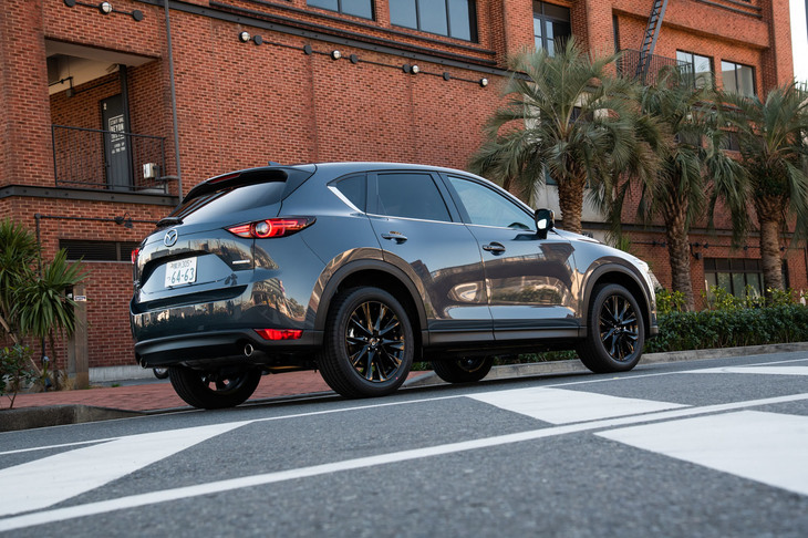 このほど、実に5度目の改良を受けた「マツダCX-5」。同時に、各部を黒でコーディネートした特別仕様車「ブラックトーンエディション」が設定された。