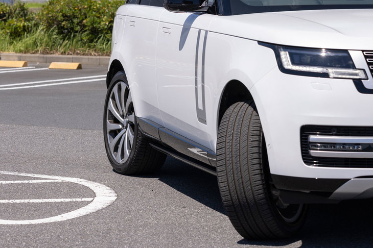 足まわりには、最大で7.3°も後輪を操舵するオールホイールステアも装備。SWBの最小回転直径は、ランドローバー史上最小となる10.95mを実現した。