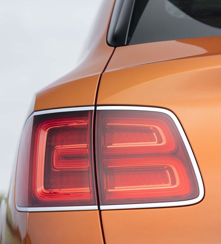 ダーク調のリアコンビランプ。「B」の字を描く光のラインが特徴的。