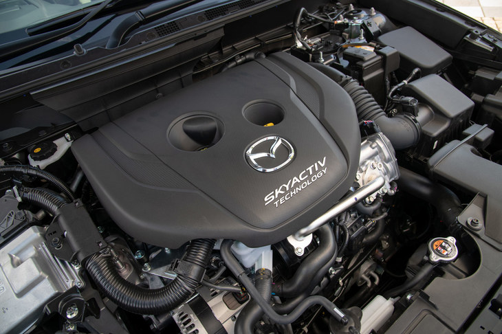 ディーゼルモデルのエンジンについては、排気量を従来の1.5リッターから1.8リッターに拡大。実燃費の改善に加え、高回転域でのトルクアップにより、伸びやかな加速を実現している。