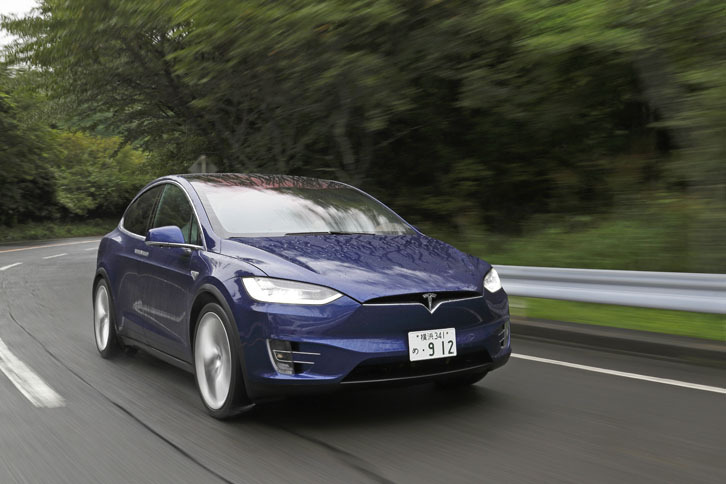 箱根のワインディングロードを「ルーディクラス」（Ludicrous＝ばかげた）モードで駆け抜ける。