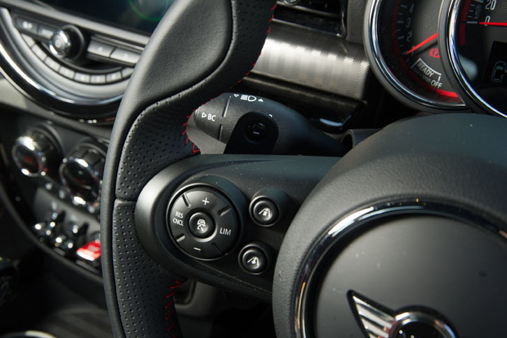 ステアリングホイールにはアダプティブクルーズコントロールの操作ボタンが備わる。