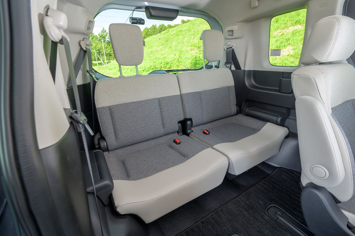 「フリード」の3列目シートは出しっぱなしでの運用を前提としているため、座面の厚みも横幅もたっぷり。6人乗りの場合は2列目のシート間からアクセスできる。