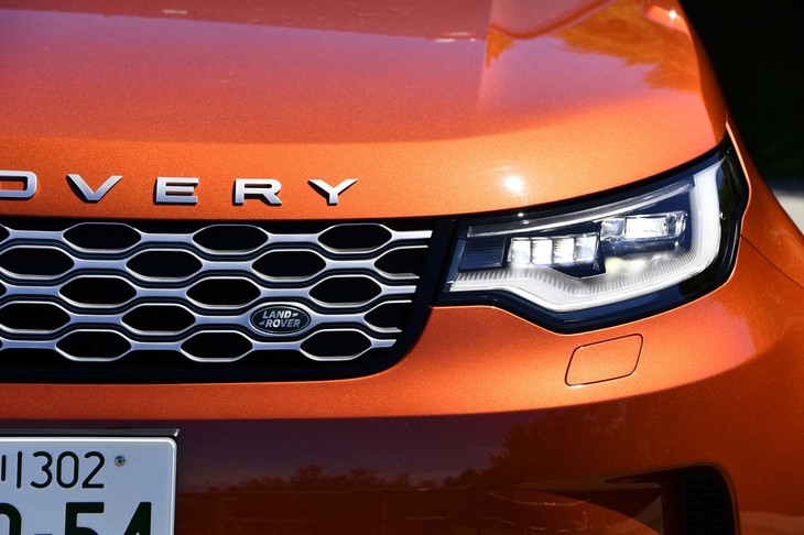 ヘッドランプの下部を縁取るデイタイムランニングライトが3分割式からひとつながりに変更された。