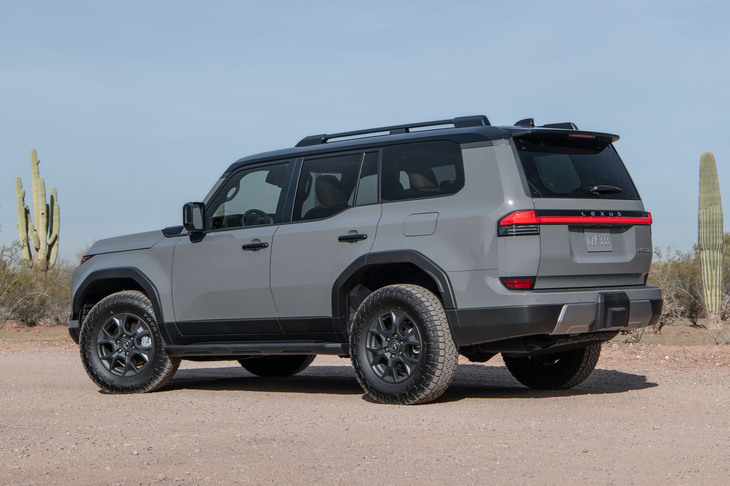 ボディーオンフレームという基本構造は先代モデルと同じだが、新型は「ランドクルーザー“300”」が初出のGA-Fプラットフォームを採用している。