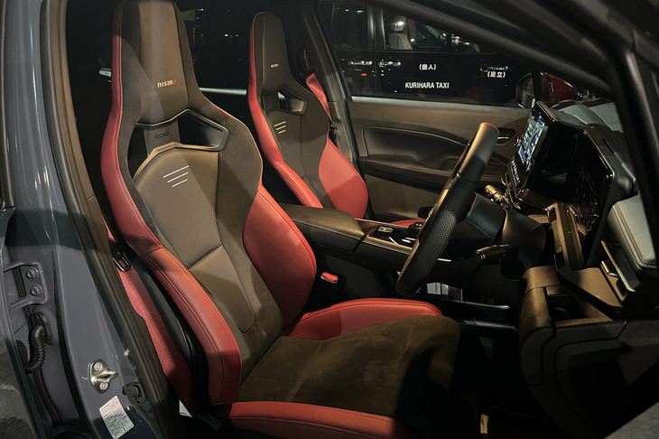 オプションの「NISMO専用チューニングRECAROスポーツシート」にはパワーリクライニング機能が備わった。カーマニアはRECAROシートと聞いただけでテンションが上がる。