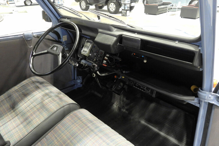 シトロエン2CV（1988年／ガレージイガラシ）