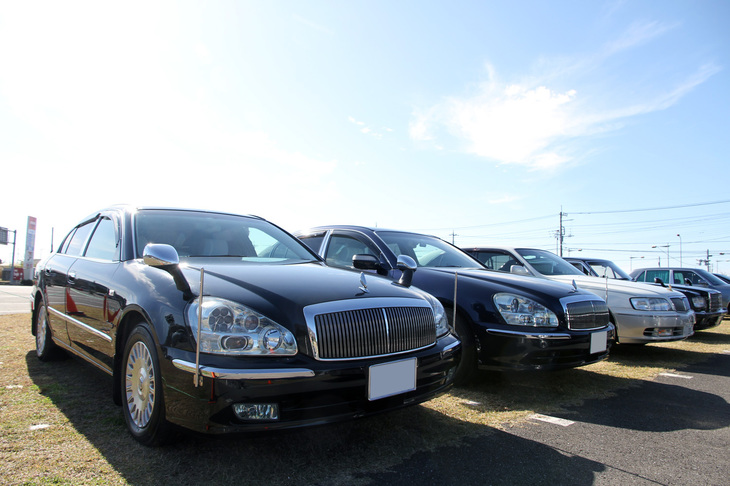 手前の2台は4代目「日産シーマ」をベースとする4代目（最終型）「日産プレジデント」。手前のフェンダーミラー仕様はハイヤー上がりで、走行距離は入手時が27万kmで、現在は31万km以上。隣は写真では分かりにくいが、カラーは黒ではなく紺メタリックで、オーナーは女性。その隣は3代目シーマ。