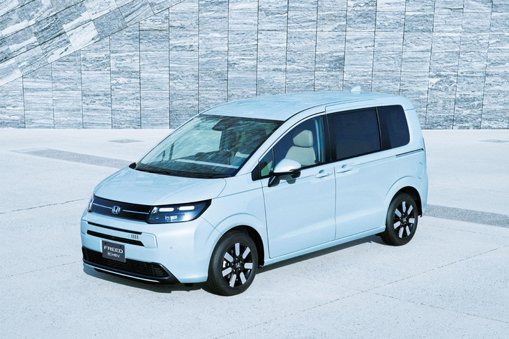 2024年6月27日に正式発表されたホンダの新型「フリード」。同年6月28日に発売された。初代モデルが2008年5月に、2代目が2016年9月に登場。新型は3代目にあたり、8年ぶりのフルモデルチェンジとなる。写真は「フリード エアー」。