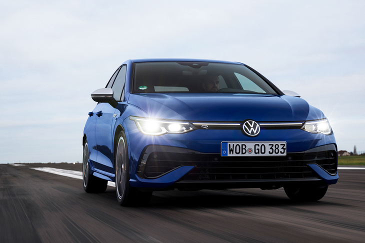 「GTI」を超えるハイパフォーマンスモデルにあたる「ゴルフR」。欧州ではすでに新型が発売済みで、最高出力320PS、最大トルク420N・mを発生する2リッターターボエンジンと、電子制御4WDシステムが採用されている。