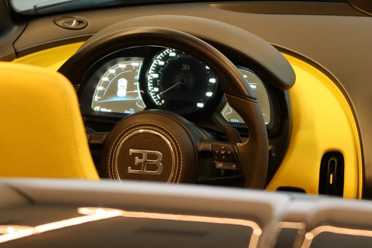 ブガッティW16ミストラル（エンジン側から見たコックピット）