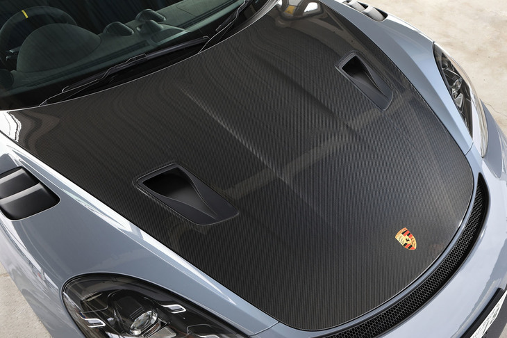 ハードなスポーツ走行を考慮して冷却性能も強化。ボンネットにはブレーキを冷やすため、フロントのホイールハウスに空気を送り込む2つのNACAダクトが設けられている。