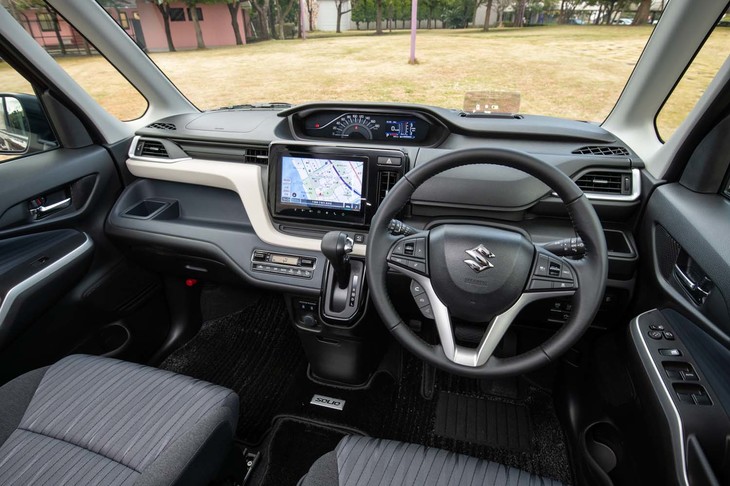 「ソリオ」の内装はネイビー×ホワイトのコーディネート。ステアリングポスト下にトレーが新設されたり、カップホルダーが紙パックに対応したりと、細かなアップデートが施されている。