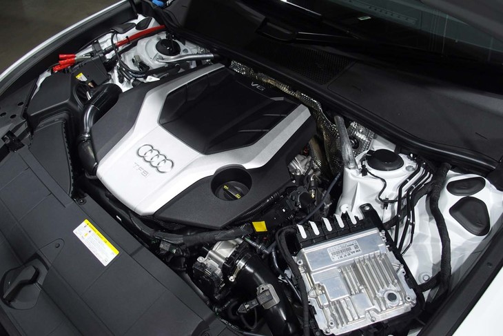 「A6アバント55 TFSIクワトロSライン」に搭載されるエンジンは、最高出力340psの3リッターV6 DOHC直噴ターボ＋MHEV。7段AT（Sトロニック）を組み合わせている。