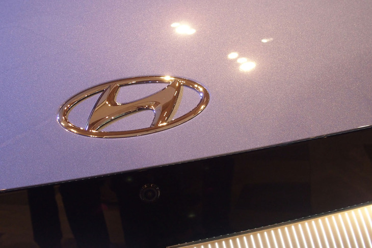 ヒョンデ・アイオニック5ラウンジAWDリミテッドエディション（ボンネットのエンブレム）