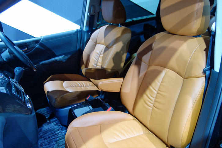 プレミアムタンレザーシートの表皮は、「日産GT-R」のシートと同じものを採用する。