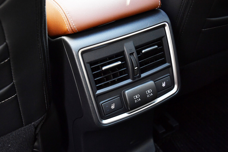 2018年のデビューということで、決して新しいモデルではないが、今日におけるユーザーの要望はしっかりカバー。たとえばUSBポートは、前席用と後席用にそれぞれ2個ずつ、計4個を装備している。（写真：田村 弥）
