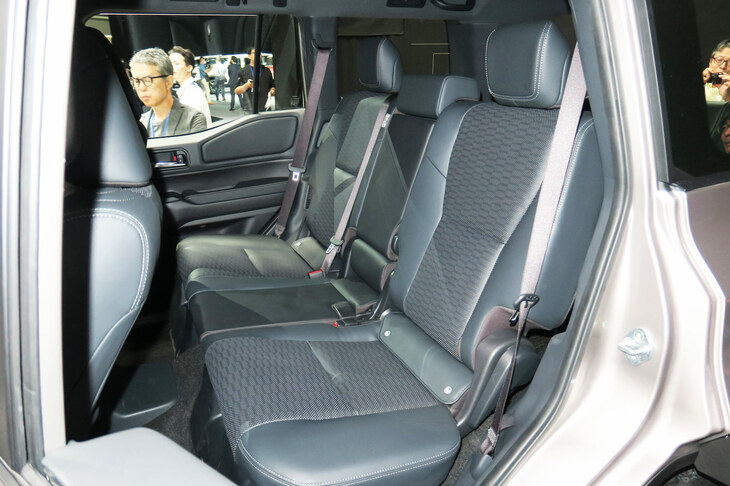 トヨタ・ランドクルーザー“250”（2列目シート）