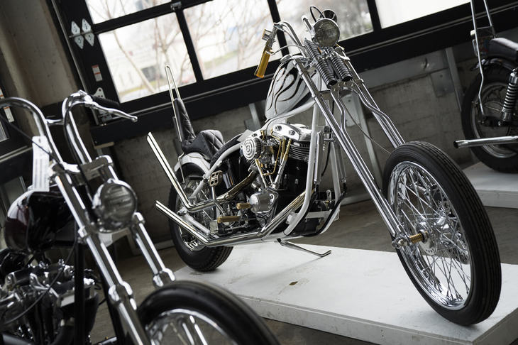「ショベルヘッド」と呼ばれる1983年式のハーレーダビッドソン用エンジンを使ったチョッパースタイルのカスタム。長いスプリンガーフォークを使ってカスタムされている。
