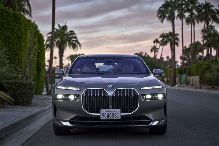 迫力のフロントマスクに寄ってみる。目元の迫力が強いためか、こちらが見慣れたためか、超大型キドニーグリルを自然に受け入れられる。