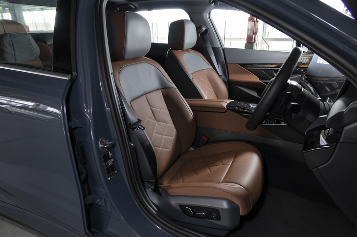 シートはBMWインディビジュアルのレザーメリノが標準。ブラウンの部分はブラックに変更できる（無償）。