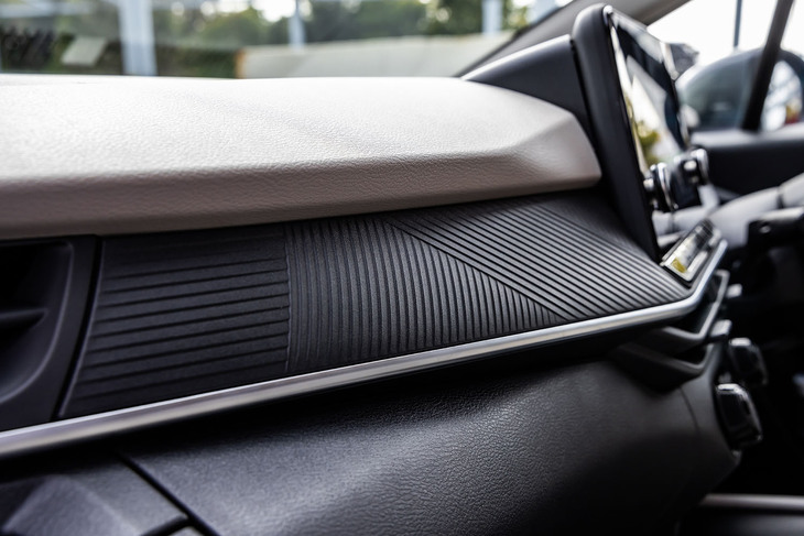 助手席前のダッシュボードインサートに水引をモチーフとしたデザインを採用。このモチーフは、リアバンパー下部やホイールカバーなどの外装にも用いられている。