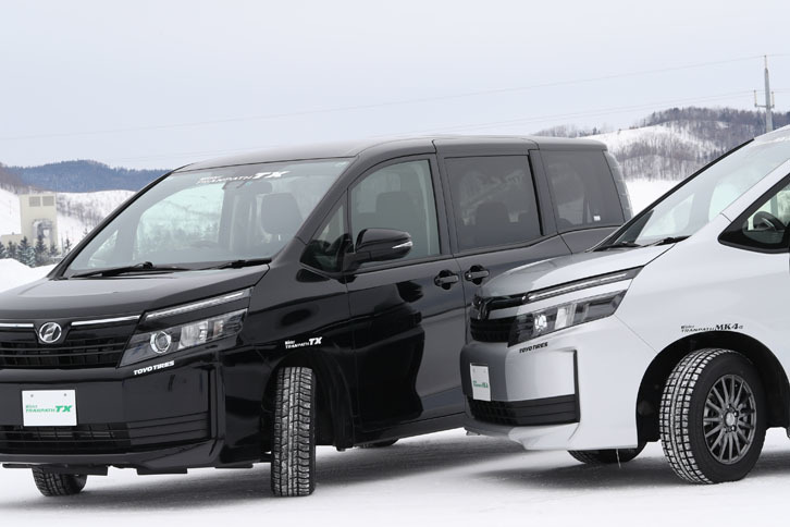 写真左が新型の「ウィンタートランパスTX」装着車。右の「ウィンタートランパスMK4α」装着車と比べると、トレッドパターンが大きく変化していることが確認できる。